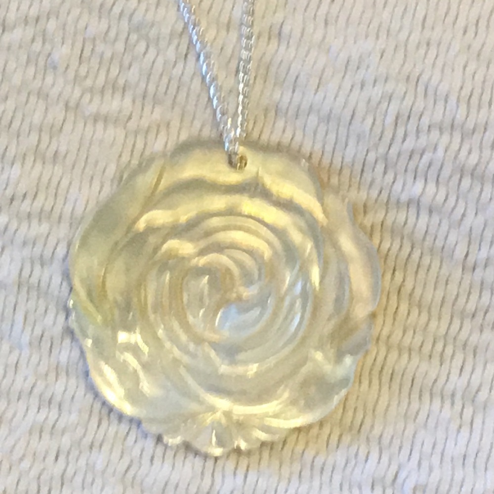 Mother of pearl carved into a camila/silver chain - Picture 2 of 4
